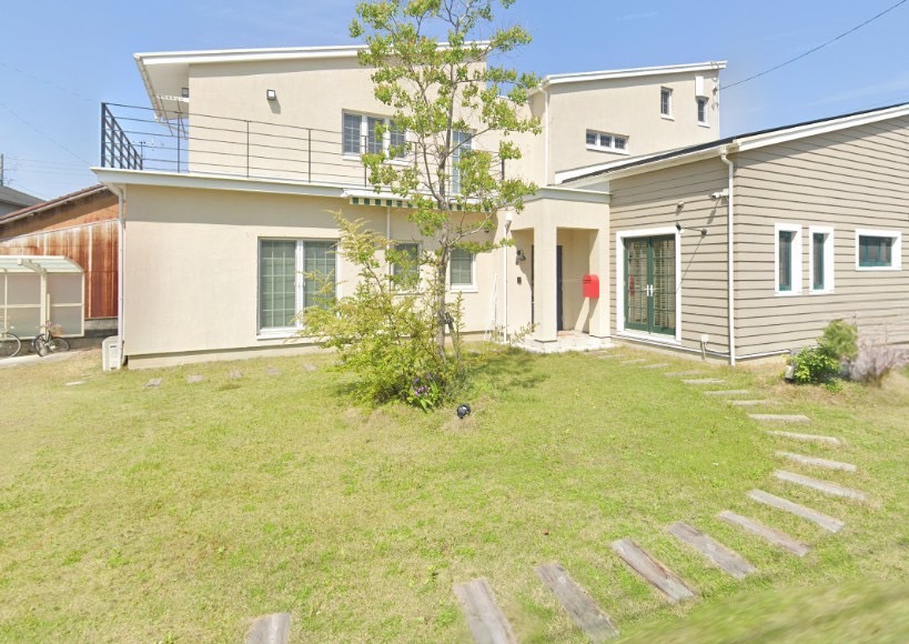 放課後等デイサービスLilyの建物と庭